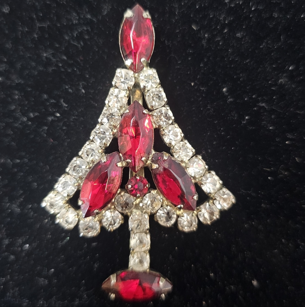 Vintage Christmas tree brooch with red and clear rhinestones.
